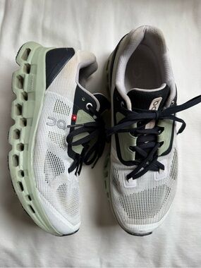 On Running Cloud Women’s Shoes - White & Light Green